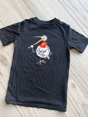 Nike Black Kids Baseball Graphic Tee with Red Cap